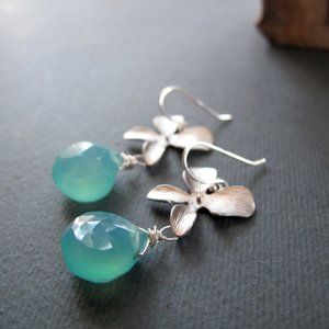 STEFENY STANYER Teal Chalcedony Flower Earrings